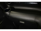 インパネテーブル装備!車内での小物などを一時的に置くとき利用できます。ドリンクホルダー装備! 美味しい飲み物 飲みながら 快適なドライブいかがですか♪