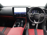 &ldquo;F SPORT&rdquo;専用装備として、パドルシフト付き本革ステアリング、本革シフトノブ、アルミスポーツペダル、本革スポーツシートなどが装備されています。