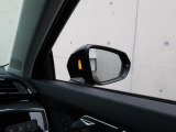 アウディサイドアシスト『後方の死角を並走する車両を検知しドアミラーの内側のLEDが点灯。ドライバーに注意を促し事故を未然に防ぐシステムです。』