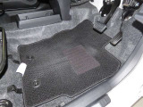 内装工程では、中古車を気持ちよくお乗りいただけるよう清掃しています。ニオイの元となるフロアカーペットまで洗浄・消臭済み?