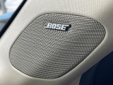 【BOSEサウンドシステム】メーカーオプションの高品位サウンドシステムを搭載。専用のチューニングが施された大小様々なスピーカーから良質なサウンドが奏でられ、臨場感あふれる音響空間を演出します。