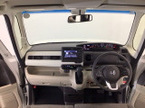 【前方視界】開放的な前方視界!運転がしやすく疲れにくいです♪窓が大きく、見通しがとっても良いおクルマですよ♪