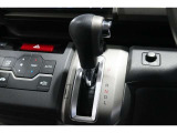 インパネシフトだから視線の移動も少なく足元もスッキリ♪運転席もゆったりしているのでゆとりを持ってドライブできますね!