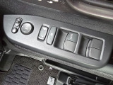 各席のパワーウインドウを手元で操作可能。使い勝手の良い設計です。
