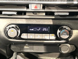 【オートエアコン】一度お好みの温度に設定すれば、車内の温度を検知し風量や温度を自動で調整。暑い&hellip;寒い&hellip;と何度もスイッチ操作をする必要はありません。快適な車内空間には必須の機能ですね♪
