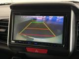リバースギアに入れるだけで後方の表示へ切り替わります。夜間や雨の日の駐車も楽になりますよ。