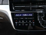 左右独立温度コントロールフルオートエアコンです。運転席、助手席それぞれで独立して温度設定ができます。冷え性の方が乗っても安心ですね♪