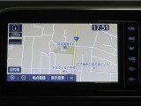 ナビ付きで、遠出や初めての道も安心。道に迷う心配が少なく、同乗者との会話や運転に集中出来ます。ご家族でのお出かけにも心強いポイントです。