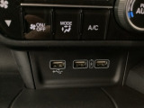 スマートフォンなどの充電に便利なUSBジャック。運転席からも助手席からも使いやすいです。