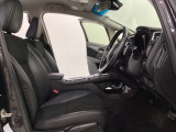 広い足元にゆったり座れるシートには肘掛けも装備しており長距離の運転でも疲れにくくなってます。女性でも運転がしやすいように、シートの高さ調整機能(シートリフター)がついています。