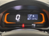 【メーターまわり】ドライバーから見やすい位置にあって安全運転に寄与します。メーターも見やすくてシンプルなデザインになっております。