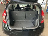 バックドアは大きく開きます。定員乗車時でも十分広いラゲッジスペースを確保しています