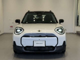 MINIのフロントグリルのデザインはイギリスで生まれた当初から、シルバーのサイドバーが折り重なった伝統的なデザインで御座います。その伝統はBMWのお車になってからでも少しずつ形を変えて守られております