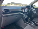 リクライニングシートの調整は手動式となっております。乗車される方の衝突安全性を考慮、正しい乗車位置を保持するためと運転のしやすさ、保護能力を最大限に高める為にあえて微調整可能な設計となっております。