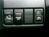 助手席側オートスライドドア付き車です。運転席からでもドアの開閉が可能です。