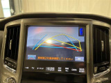 【バックモニター】駐車時に後方がリアルタイム映像で確認できます。大型商業施設や立体駐車場での駐車時や、夜間のバック時に大活躍!運転スキルに関わらず、今や必須となった装備のひとつです!