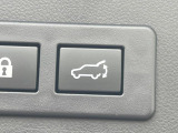 【パワーバックドア】スマートキーや運転席のボタンを押すだけでリアゲートが自動で開閉します!荷物を持っている時や、高い位置にあるバックドアを閉める際に便利な機能です♪