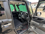 【運転席】座り心地が良いシートなので長時間の運転でも快適にお過ごしいただけます。新品のフロアマットのご注文も可能です。掲載箇所以外にご希望の写真がございましたらお気軽にお問い合わせ下さい。