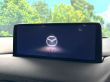 【10.25インチマツダコネクト】車内の雰囲気にマッチした大型ディスプレイ。スマホ接続でのナビ使用やBluetooth再生等、様々な機能が楽しめます。直感的なダイヤル操作が可能で、使い勝手も良好です。