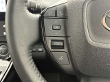 運転中、オーディオの操作をしてて、ハッとしたことはありませんか?ステアリングスイッチは、運転中でもハンドルでオーディオの操作が可能です。安全なドライブをサポートします。