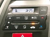 【オートエアコン】一度お好みの温度に設定すれば、車内の温度を検知し風量や温度を自動で調整。暑い&hellip;寒い&hellip;と何度もスイッチ操作をする必要はありません。快適な車内空間には必須の機能ですね♪