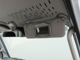 運転席サンバイザー裏にバニティミラー。気になった時にサッと身だしなみチェック。