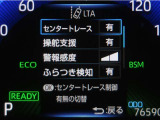 レーンディパーチャーアラートとは車線、又は走路からの逸脱の可能性を警告すると共に、車線、又は走路からの逸脱を避けるためのハンドル操作の一部を支援する機能です。詳細は販売店スタッフまでお尋ね下さい。