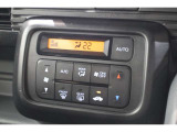 フルオートエアコンが装備されています!お好みの温度設定をするだけでエアコンの風量やモードの切り替えを自動でコントロールしてくれます!ユーザーの操作が少なく燃費走行にもつながります!