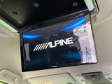 【フリップダウンモニター】大画面モニターで後席でもエンタメをお楽しみいただけます。小さなお子様にも大人気の装備です♪