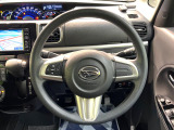 インテリアに合わせたデザインのステアリングは、運転される方のことも考え、運転しやすい形状、大きさです。是非一度、実際に触ってお確かめください。