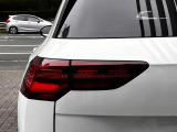 LEDテールランプ(ダイナミックターンインジケーター付き)特徴的な配光パターンによって後続車からの視認性が高まり、万一の追突の危険性を軽減します。
