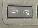 【パワーバックドア】スマートキーや運転席のボタンを押すだけでリアゲートが自動で開閉します!荷物を持っている時や、高い位置にあるバックドアを閉める際に便利な機能です♪