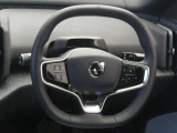 前方車を自動追従するアダプティブクルーズのほか、ステアリング操舵も行う進化型クルーズ『パイロットアシスト』を搭載。車体を車線内へと適正に維持しつつ先行車を忠実に追従します。