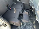 後席両側にはマルチユースフラップ。オットマンにしたり、荷物ストッパーとして活用いただけます。