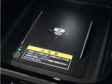 ◆ワイヤレス充電器◆ワイヤレス充電規格Qiに適合した機器を充電エリアに置くことで使用できます。