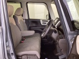 フロントシートはベンチシートです。ベンチシ―トは運転席と助手席の移動もスムーズ。狭い駐車場での乗り降りに便利です。