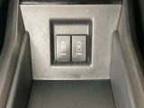 センターコンソール内の収納部分には、充電可能なUSB端子がついています。移動中に充電もできるので便利です。