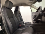 広い足元にゆったり座れるシートには肘掛けも装備しており長距離の運転でも疲れにくくなってます。