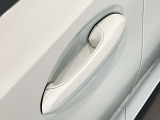 コンフォート・アクセス付。ドアハンドルに有る凹凸に触れますとロックし、ドアハンドルに手を入れますとロック開錠となります。とても便利な機能です。
