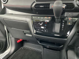 駐車ブレーキは電動式です。オートホールド機能付きで便利ですね