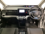 車内は光触媒抗菌消臭施工済です。スタイリッシュなデザインでスポーティなインパネ周りを演出します。グローブボックスやカップホルダーのほかにトレーなどたくさんの収納スペースが付いています。