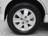 純正アルミホイールは精度が高く、走行の安定性が優れています。タイヤサイズ165/65R13
