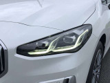 アダプティブ LED ヘッドライトは、夜間での視界を向上させ、ドライビングの安心感を高めます。ステアリング・ホイールの動きに反応し、ヘッドライトの角度を自動制御します。