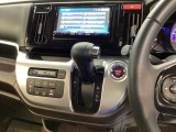 運転席周辺のスマートなレイアウトが、操作のしやすさを実現。快適なドライブをサポートします。