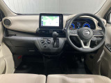 フロントガラスを大きくデザインしているので、運転席からの死角が少ない分安心して運転していただけます★