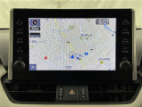 ディスプレイオーディオを装備。スマホとクルマをつなぐことで、これまでのナビに加えて、いろんなサービスが楽しめます。