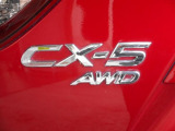 【AWD】前輪と後輪すべてに駆動力を配分し、悪路や滑りやすい路面でも安定した走行を可能にするシステムです。