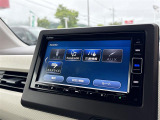 【Honda純正ナビゲーション(Honda CONNECT対応)】通信により地図が自動で更新され、車内Wi-Fiでスマホやタブレット、ゲーム機なども楽しめます。