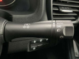 【オートライト】車のセンサーが周囲の明るさを感知し、自動でヘッドライトを点灯・消灯する機能です。この機能は夕暮れ時の交通事故が多い時間帯の安全性を高めてくれます。