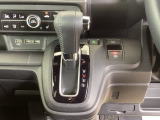 シフトはインパネシフト、パーキングブレーキは電子制御なので運転席と助手席の間はすっきりしています。